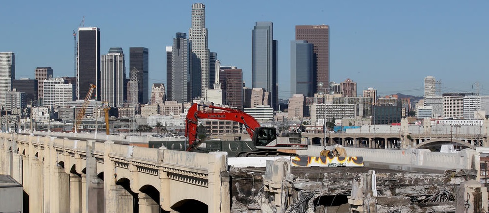 O Sexth Street Viaduct em demolição com Downtown L.A. como cenário.