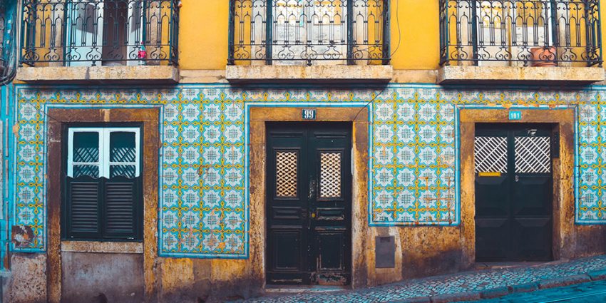 em-portugal-ha-pessoa-com-cabelo-encaracolado