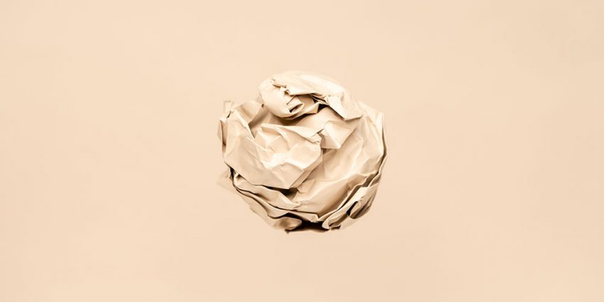 Folha de papel amarrotado