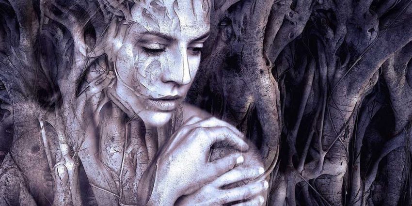 Mulher envolta em raizes de arvores